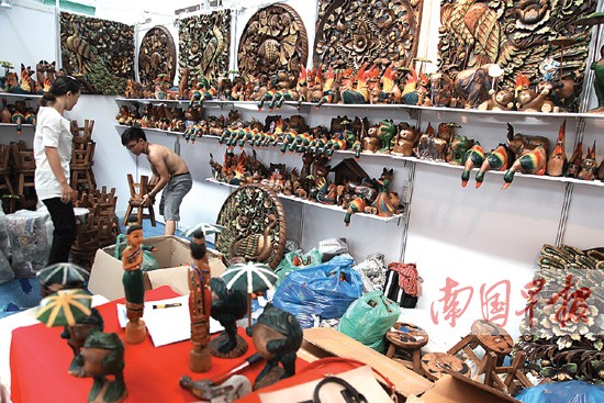 第十屆中國-東盟博覽會布展結束 展品忙“打扮”工藝品
